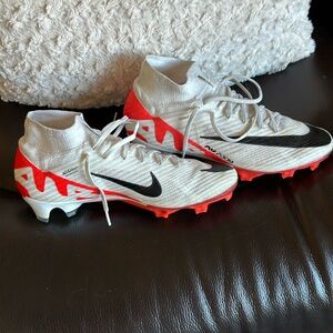 Nike soccer cleats in great condition- size 8.5 mens